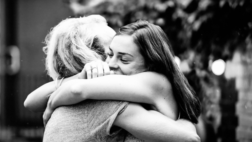 Μένουμε μακριά για να αγκαλιαστούμε και πάλι