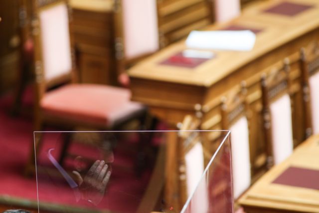 Κοροναϊός : Ο φόβος των συνεπειών από την άρση της καραντίνας διχάζει κυβέρνηση και αντιπολίτευση