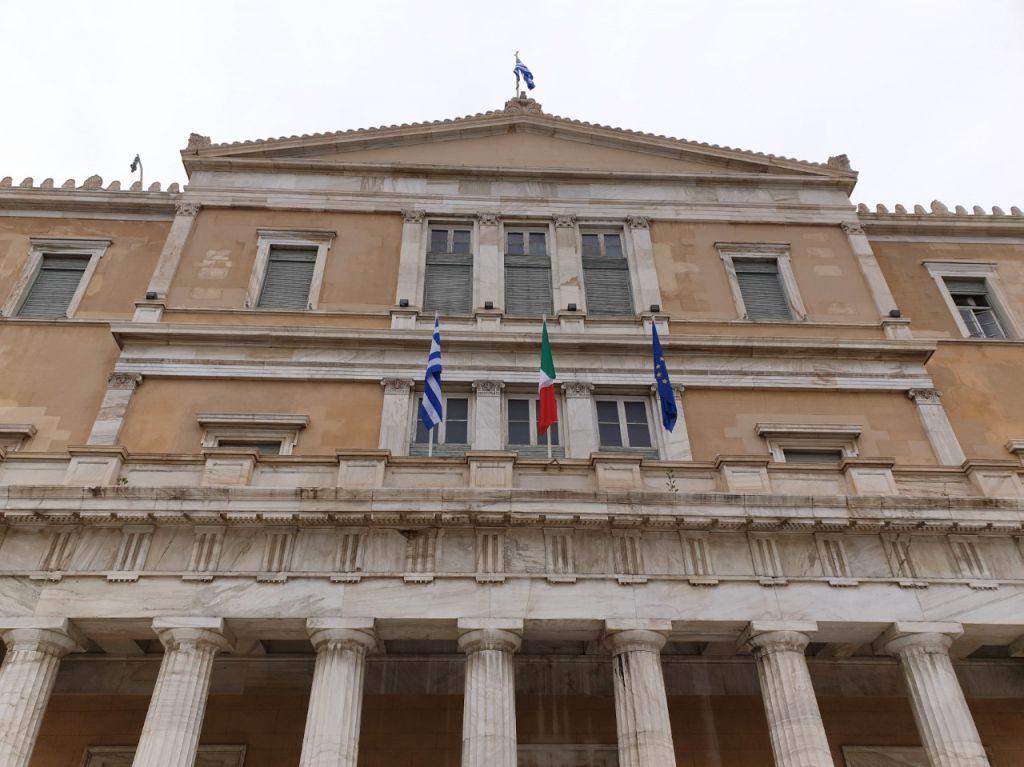 Κοροναϊός : Υψώθηκε η ιταλική σημαία στην ελληνική βουλή και το ΥΠΕΞ σε ένδειξη συμπαράστασης