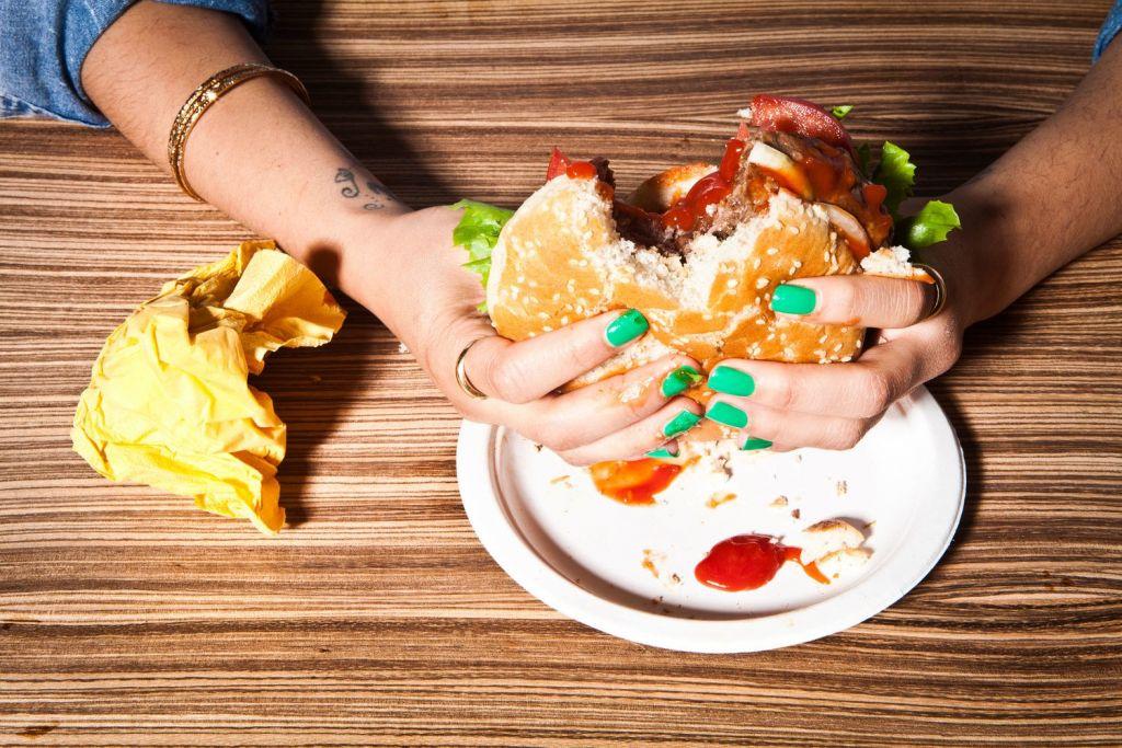 Τι μπορεί να κρύβει η εξάρτηση από το φαγητό – Ποιες είναι οι πιο εθιστικές τροφές