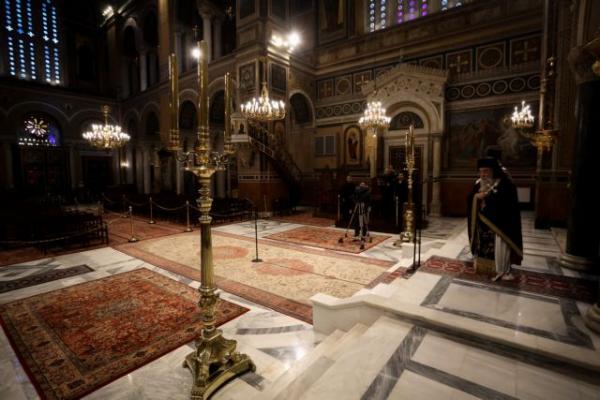 Κόντρα Χαρίτση και Πέτσα για την ατομική προσευχή στις εκκλησίες