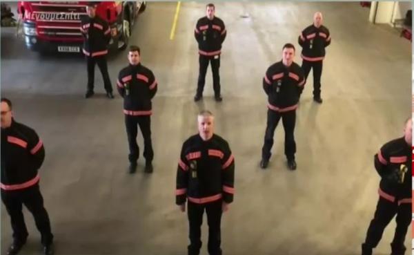 Βρετανοί πυροσβέστες τραγούδησαν το Bella Ciao για τους Ιταλούς συναδέλφους