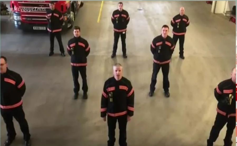 Βρετανοί πυροσβέστες τραγούδησαν το Bella Ciao για τους Ιταλούς συναδέλφους
