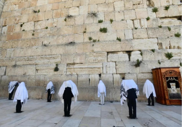 Κοροναϊός – Πάσχα : Εβραίοι ιερείς προσεύχονται στο Τείχος των Δακρύων τηρώντας αποστάσεις