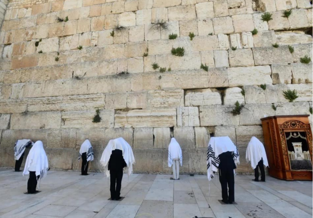 Κοροναϊός - Πάσχα : Εβραίοι ιερείς προσεύχονται στο Τείχος των Δακρύων τηρώντας αποστάσεις