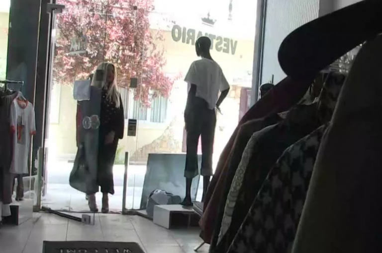 Χωρίς καλοκαιρινό στοκ ανεβάζουν ρολά τα εμπορικά καταστήματα