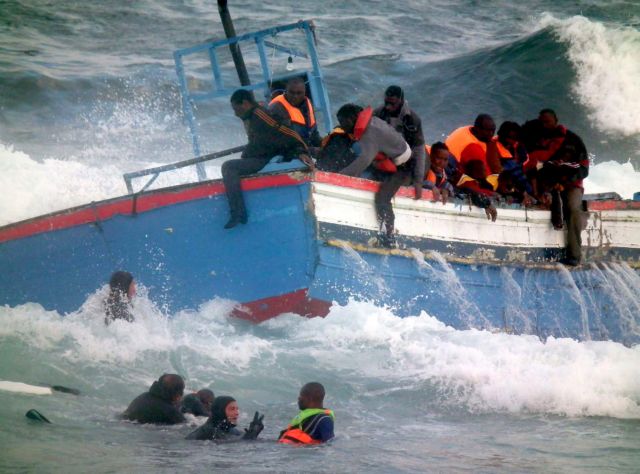 Πλοίο με πρόσφυγες φέρεται ότι βυθίστηκε ανοιχτά της Μάλτας – Αγωνία για την τύχη 250 ανθρώπων