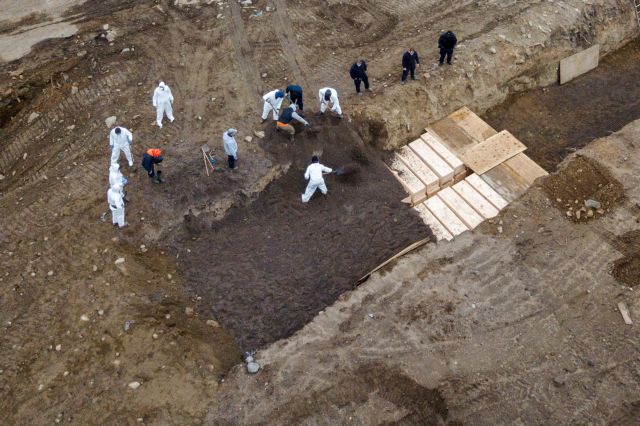 Κοροναϊός : Εικόνες - σοκ με ομαδικούς τάφους στη Νέα Υόρκη