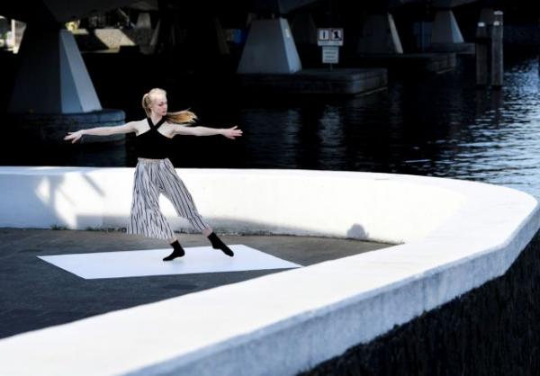 Ολλανδία : Μπαλαρίνες χορεύουν στους άδειους δρόμους του Άμστερνταμ