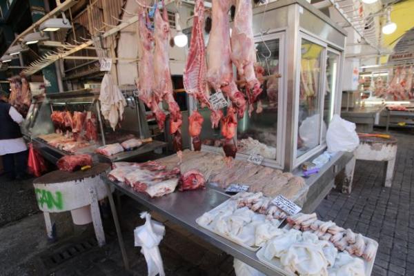 «Υπάρχει επάρκεια αρνιών, να τα παραγγείλετε εγκαίρως», λένε οι κρεοπώλες