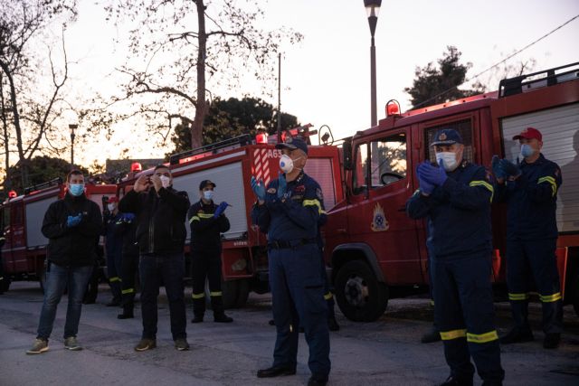 Κοροναϊός : Με σειρήνες και χειροκροτήματα οι πυροσβέστες ευχαρίστησαν το προσωπικό του ΑΧΕΠΑ