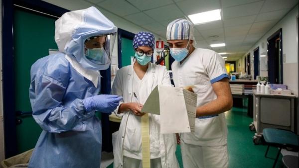 Κοροναϊός : Κατασκευαστές κοστουμιών ράβουν ιατρικές στολές