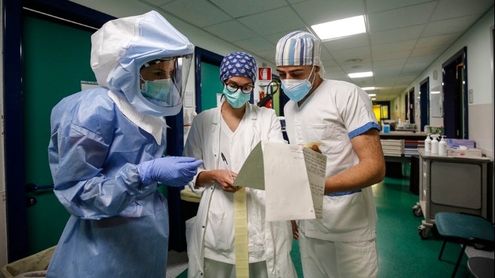 Κοροναϊός : Κατασκευαστές κοστουμιών ράβουν ιατρικές στολές