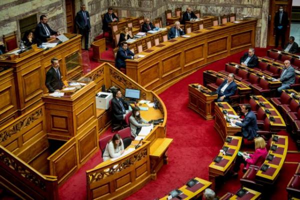 Μητσοτάκης και Τσίπρας : Οι αντιπαραθέσεις για μαξιλάρι, λεφτόδεντρο, εργασιακά και επιτάξεις