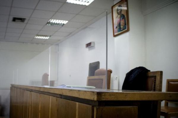 Με μάσκες, γάντια, πλεξιγκλας και… ουρές η επαναλειτουργία των δικαστηρίων [Εικόνες]