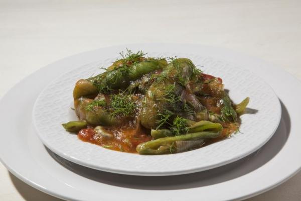 Φρέσκα κουκιά με ντομάτα