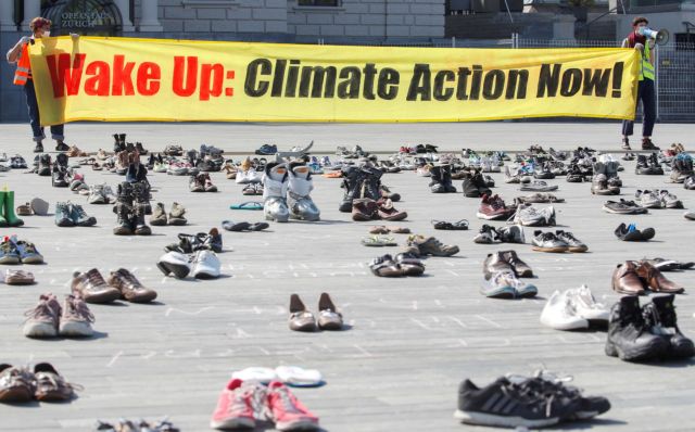 Ελβετία : Εκατοντάδες παπούτσια αντί για διαδηλωτές σε έρημη πλατεία