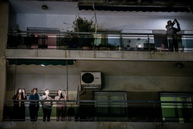 Κοροναϊός : Το 29% των Ελλήνων δεν μπορεί να αποφύγει τον συνωστισμό στο… σπίτι του