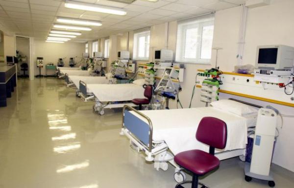 Κοροναϊός : Κυβέρνηση και νοσοκομειακοί αντιμάχονται για τις πραγματικές αντοχές του ΕΣΥ