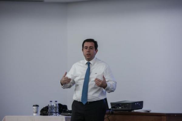 Προσφυγικό – κοροναϊός : Επίθεση Μηταράκη κατά νησιωτικών δήμων