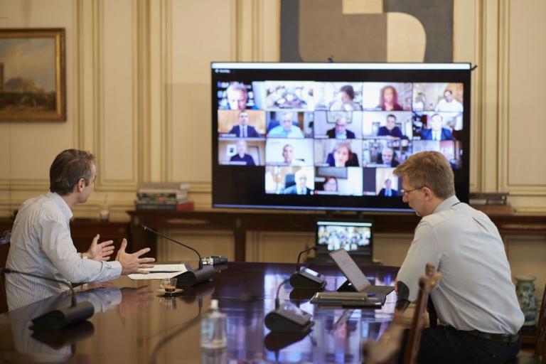 Κοροναϊός : Τηλεδιάσκεψη Μητσοτάκη με ερευνητές που μελετούν τον Covid-19