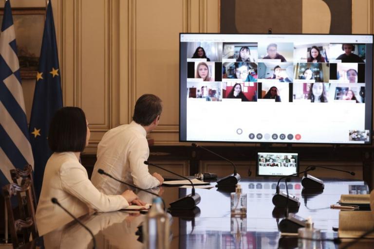 Ο Μητσοτάκης «κάθησε» στα μαθητικά θρανία – Η τηλεδιάσκεψη με το 1ο γυμνάσιο Μυτιλήνης