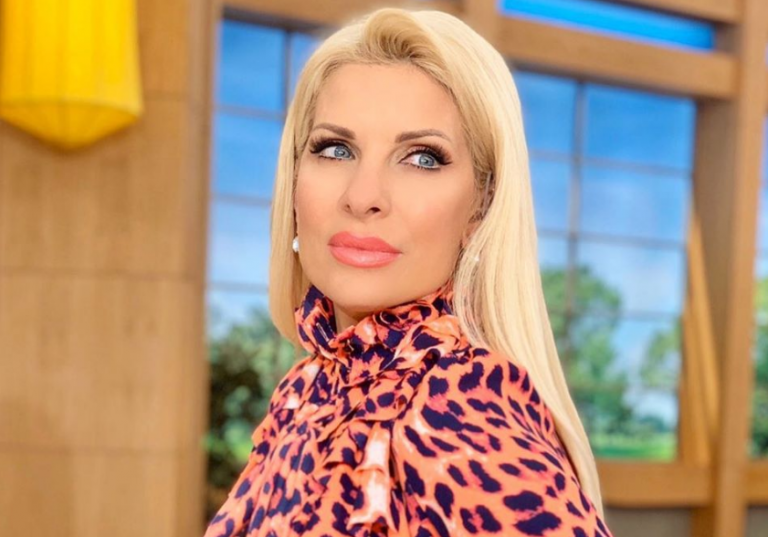 Ελένη Μενεγάκη : Φωτογραφίζει την κόρη της στον κήπο του σπιτιού