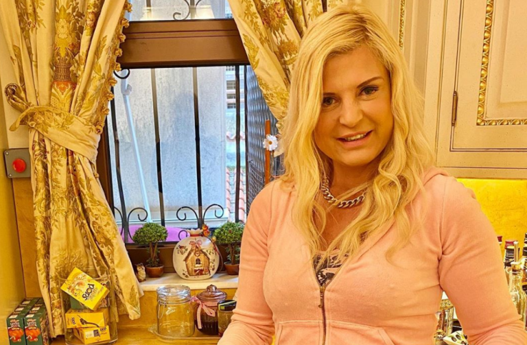 Μαρίνα Πατούλη : Ποζάρει με πασχαλινά αυγά και λαμπερή διακόσμηση