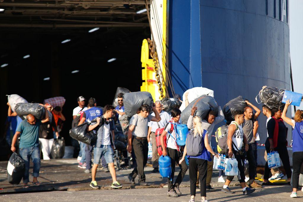Εντός Απριλίου μεταφέρονται 2.000 πρόσφυγες στην ενδοχώρα