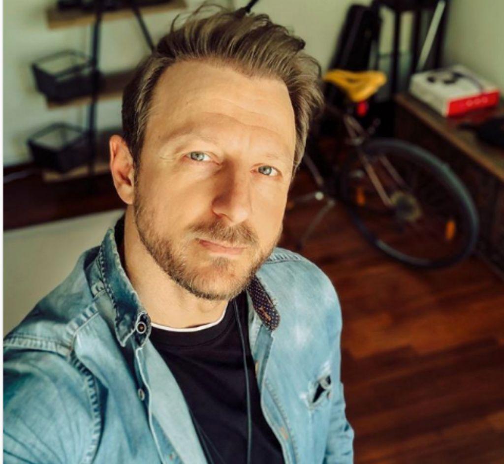 Κώστας Καραφώτης: Έκανε βουτιά μέσα σε ένα… ποτήρι!