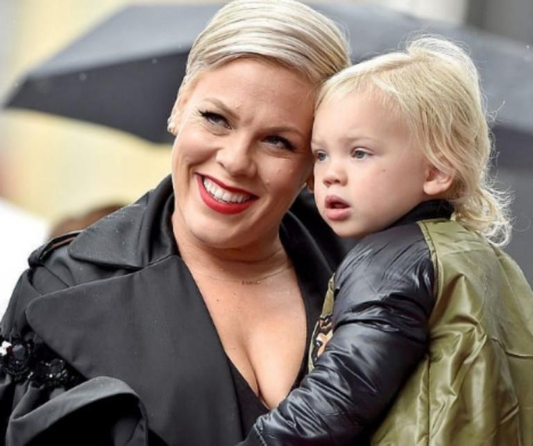 Η τραγουδίστρια Pink και ο γιος της βρέθηκαν θετικοί στον κοροναϊό