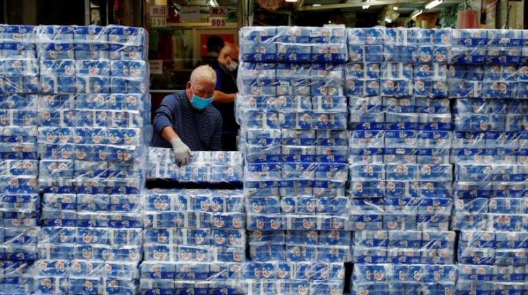 Ανάρπαστος ένας πίνακας ζωγραφικής με ρολό χαρτί υγείας