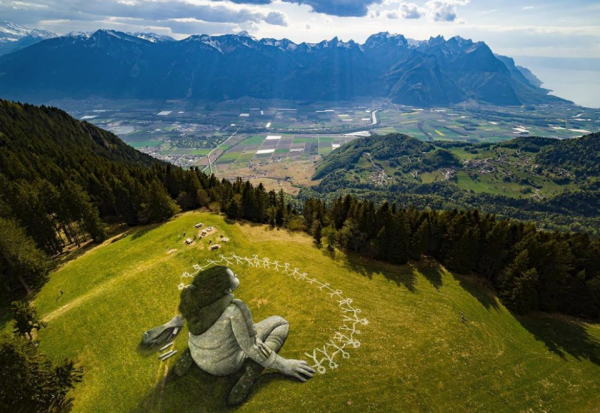 «Πέρα από την κρίση» : Ένα υπέροχο γκράφιτι για τον κοροναϊό στις Άλπεις