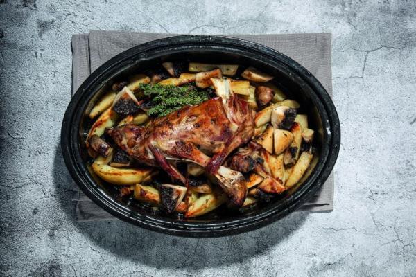 Κατσικάκι στη γάστρα με μανιτάρια και πατάτες