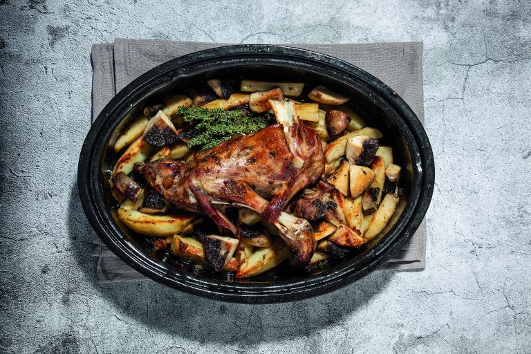 Κατσικάκι στη γάστρα με μανιτάρια και πατάτες