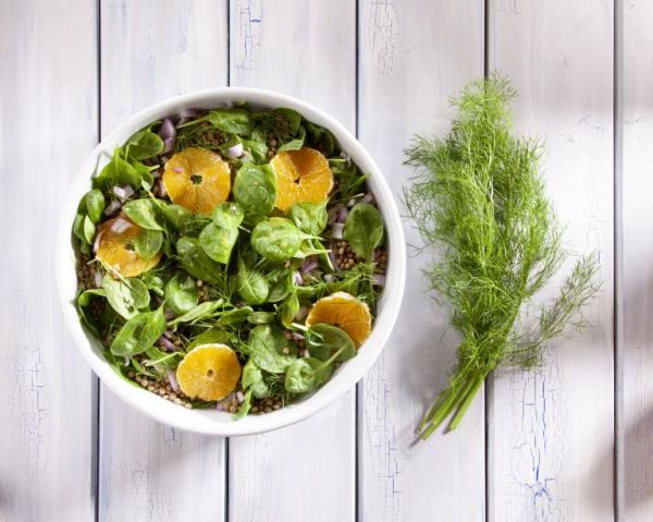 Σαλάτα με σπανάκι, πορτοκάλι, μάραθο και φακές