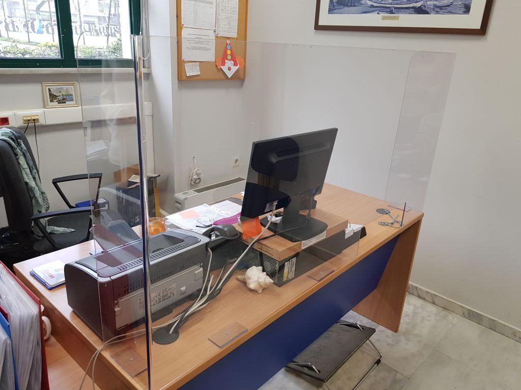 Πλεξιγκλάς υπό… εξαφάνιση : Από φαρμακεία και ταξί έως κρεοπωλεία και κέντρα αισθητικής