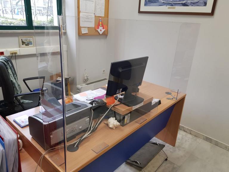 Πλεξιγκλάς υπό… εξαφάνιση : Από φαρμακεία και ταξί έως κρεοπωλεία και κέντρα αισθητικής