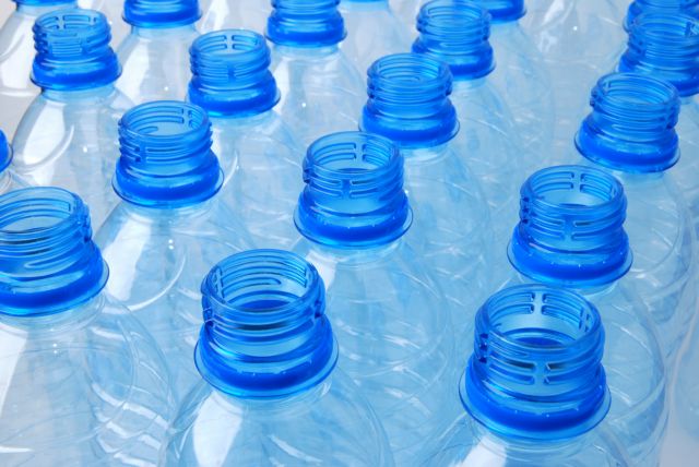 Τι σημαίνουν τα σύμβολα στα πλαστικά μπουκάλια – Ποια πρέπει να αποφεύγετε και γιατί | in.gr
