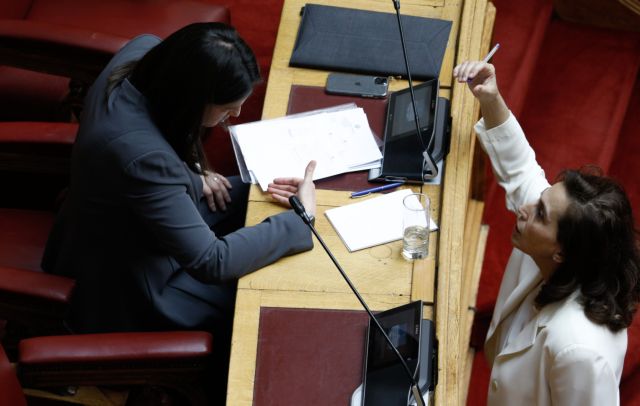 ΣΥΡΙΖΑ και ΚΙΝΑΛ κατά της Κεραμέως για τις κάμερες στα σχολεία