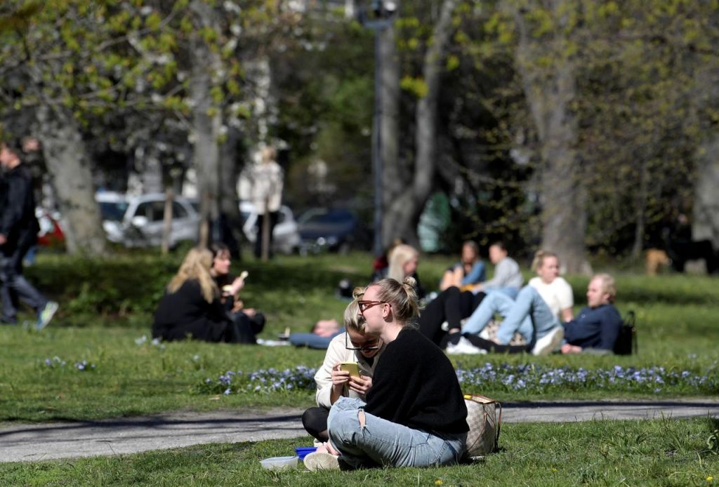 Τι είναι το «σουηδικό μοντέλο» κατά του κοροναϊού και ποιοι οι κίνδυνοι