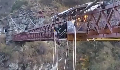 Κοροναϊός : Δήμαρχος έκανε bungee jumping για να γιορτάσει την άρση των μέτρων