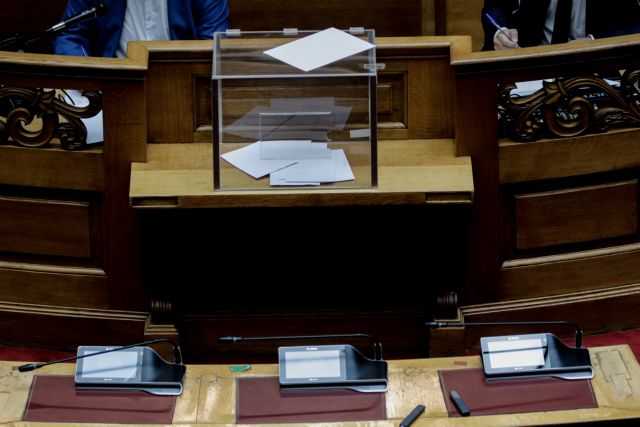 Έμπλεξαν τα …«μπούτια» τους στη βουλή