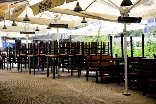 Εστίαση: Διπλάσιος δωρεάν χώρος για τα τραπεζοκαθίσματα σε πεζοδρόμια και πλατείες