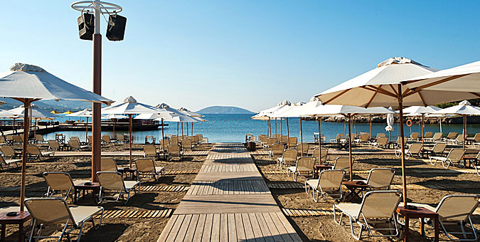 Πλαζ ανοιχτές για το κοινό: Νέο savoir vivre για τις οργανωμένες παραλίες από το Σάββατο