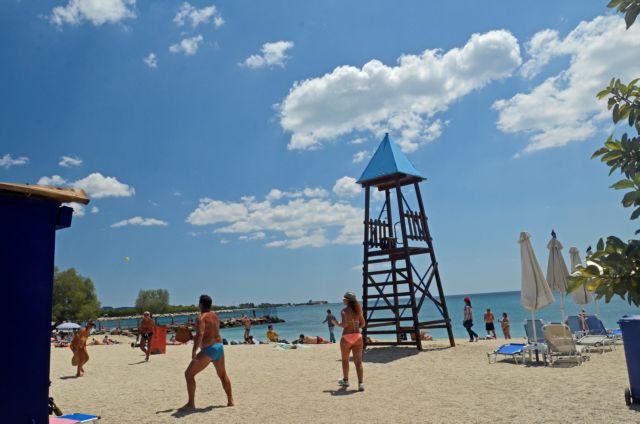 Άρση μέτρων: Ανοίγουν το Σαββατοκύριακο οι οργανωμένες παραλίες ενόψει καύσωνα