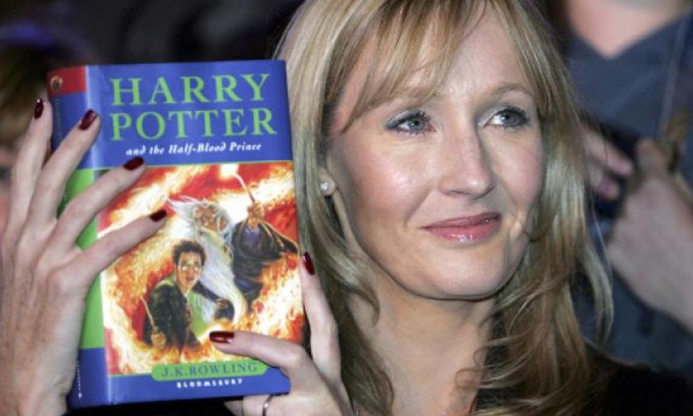 Κορονοϊός: Η Ρόουλινγκ προσφέρει 1 εκατ. λίρες σε θύματα ενδοοικογενειακής βίας και άστεγους