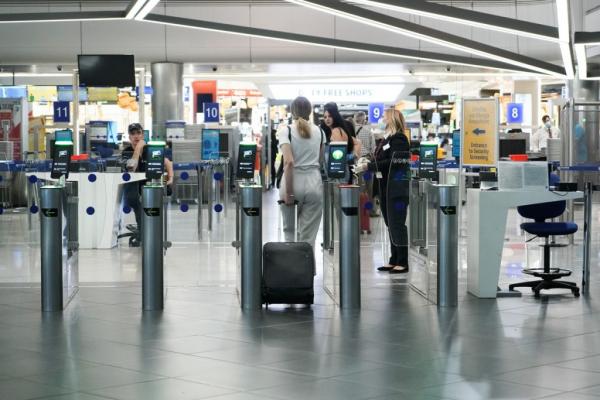 Κοροναϊός: Μέχρι τέλη Μαΐου η υποχρεωτική καραντίνα για όσους φτάνουν αεροπορικώς