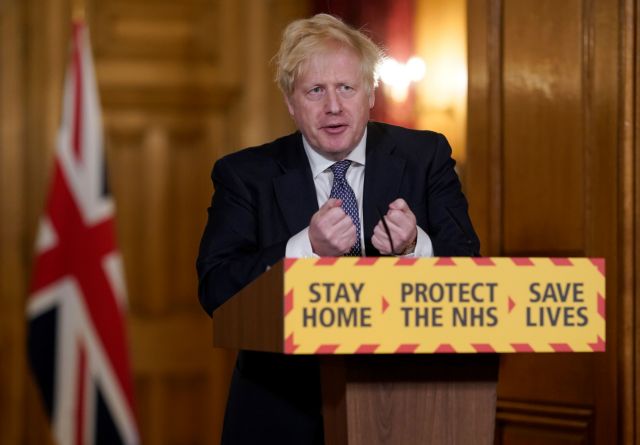 Παραδοχή Τζόνσον για έλλειψη διαγνωστικών τεστ – Από Δευτέρα σε ισχύ η άρση μέτρων