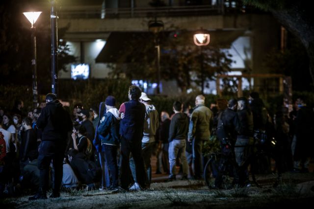 Αγία Παρασκευή: Η αστυνομία αδειάζει την Αγίου Ιωάννου – Δεκάδες συγκεντρωμένοι στην πλατεία [Εικόνες]
